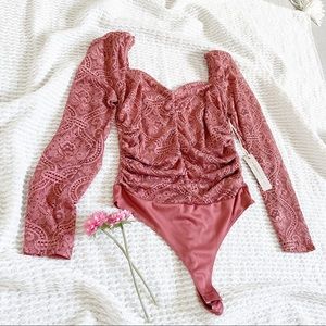 DALE $10 ✨✨✨LACE PUFF SLEEV MAUVE  BODYSUIT SIZES M,L